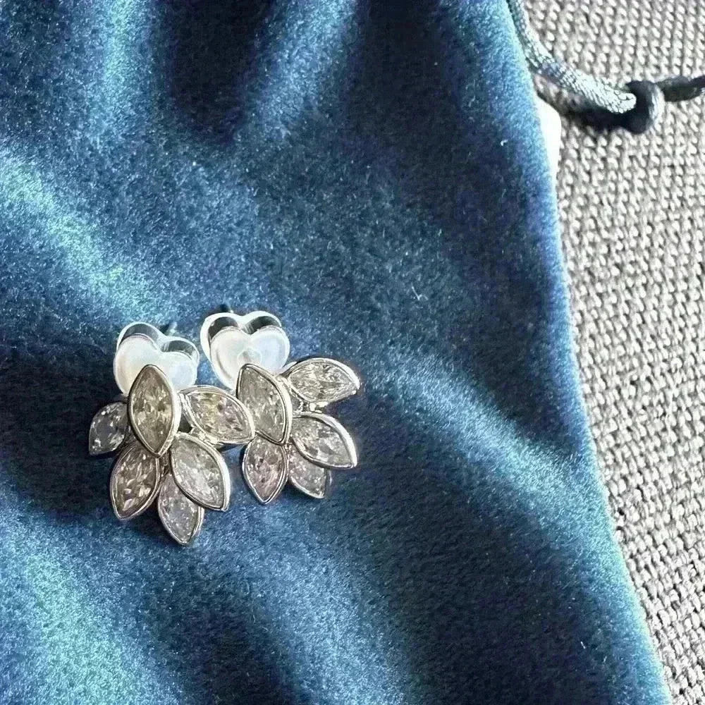 Hipeach Leaf Earring - image 3